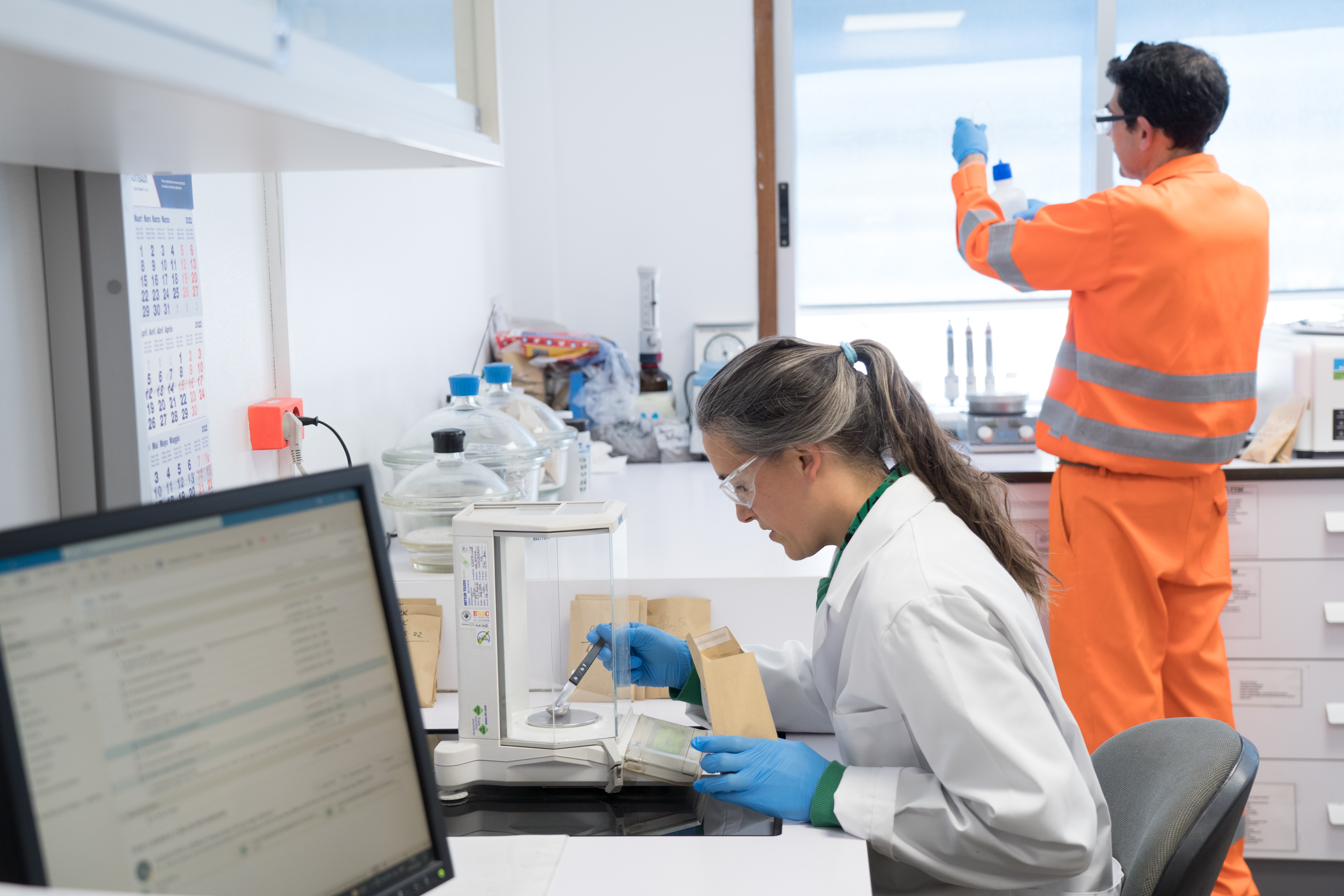 Laboratorio en fábrica de cemento de Heidelberg Materials