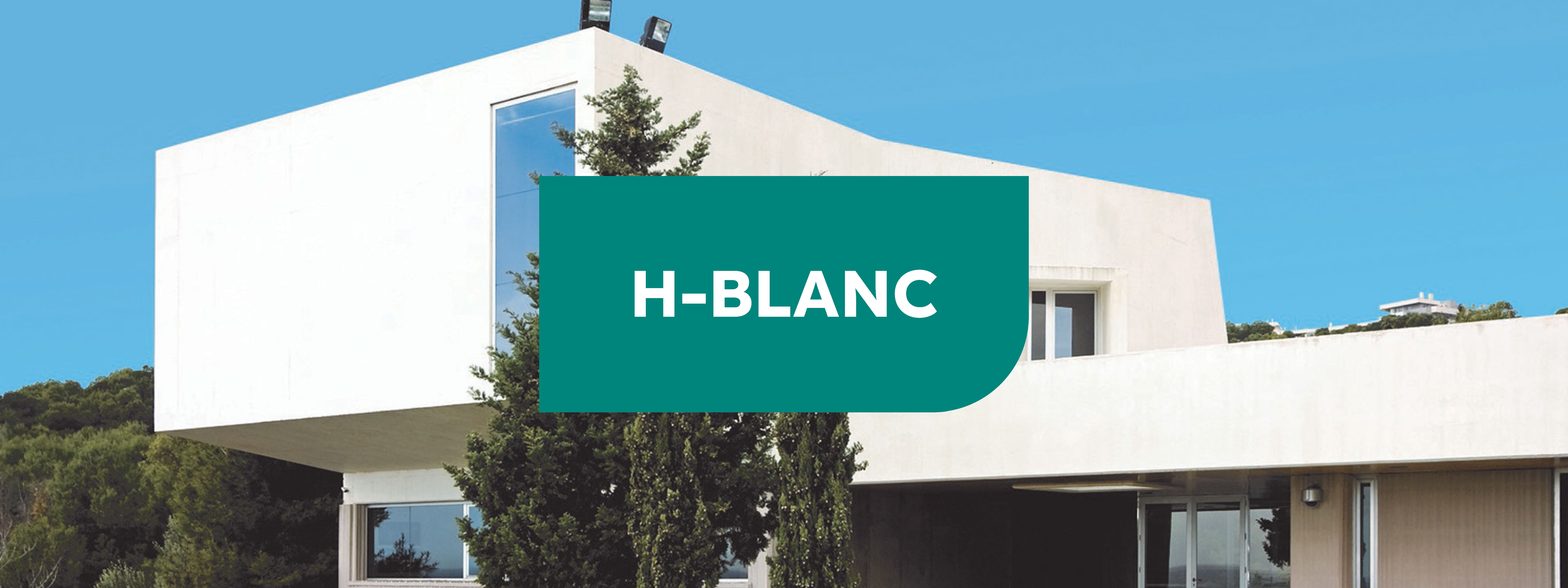 Fachada en blanco de un edificio moderno de dos plantas con una gran ventana a la izquierda. Sobre la imagen, un cartel de fondo verde con las letras en blanco "H-BLANC". 