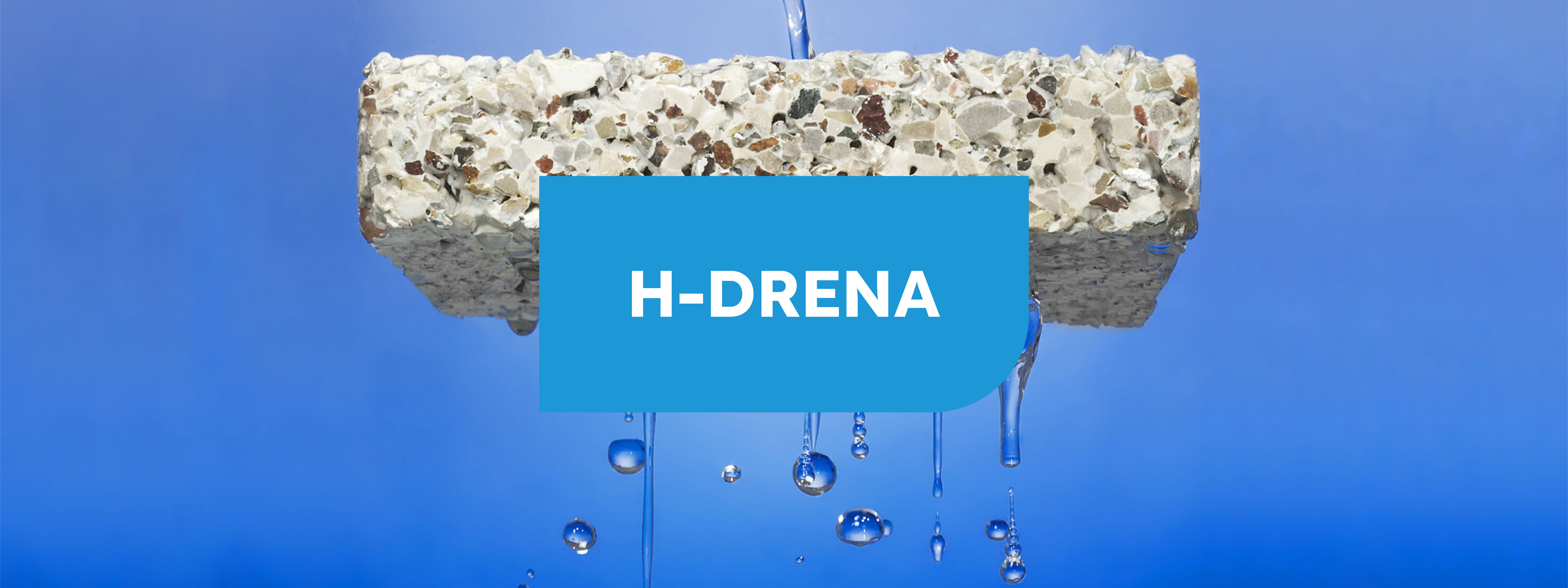 Bloque de hormigón poroso sobre el que cae agua que se cuela entre los poros, todo sobre un fondo azul. Sobre la imagen hay un cartel verde con las letras "H-DRENA" en blanco.