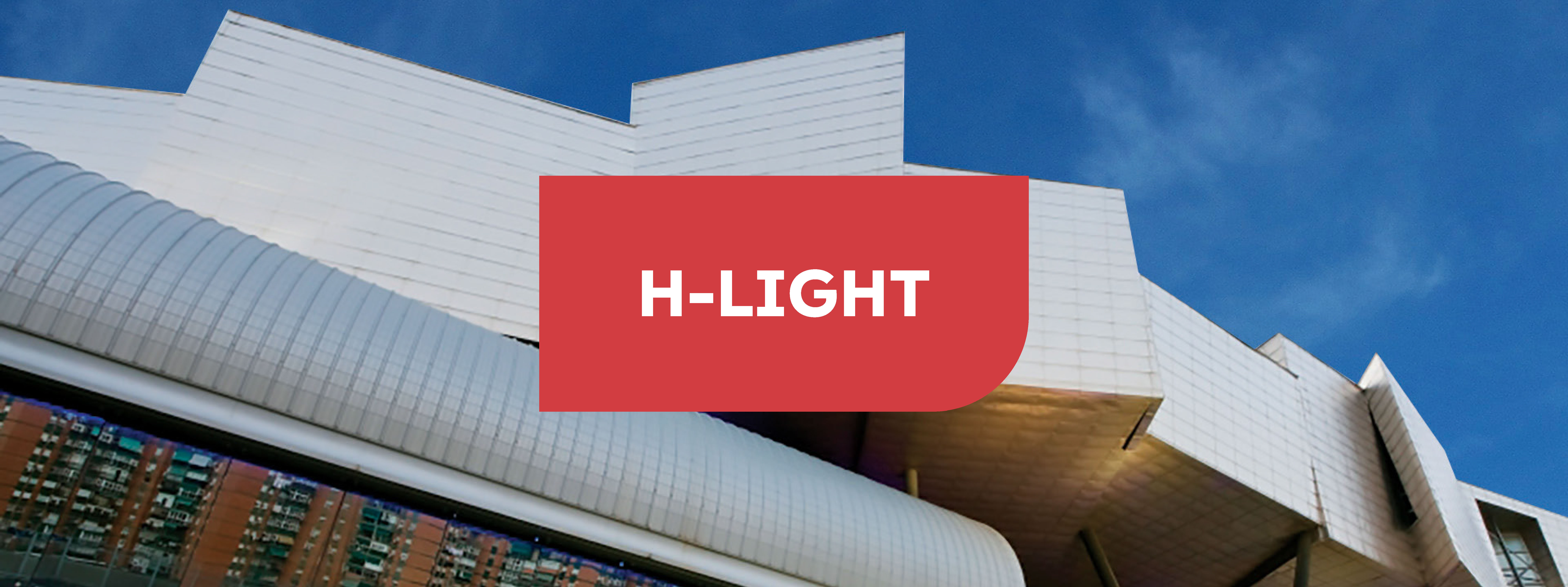 Fachada del moderno museo Guggenheim de Bilbao sobre un cilo azul y en el centro cartel con fondo rojo y letras en blanco "H-LIGHT".