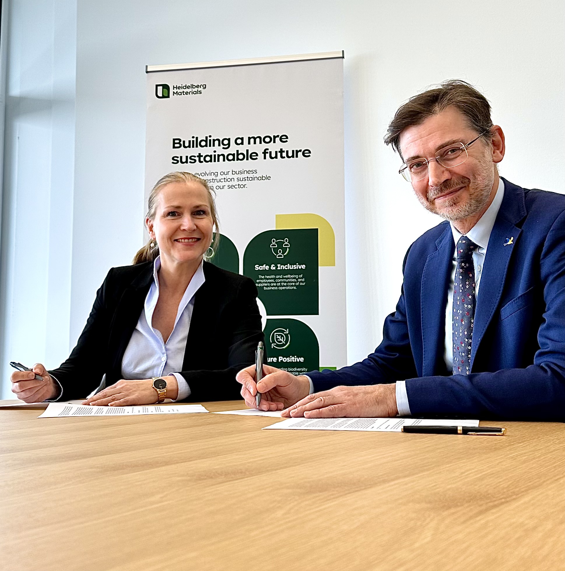 Dr Nicola Kimm, Chief Sustainability Officer and Member of the Managing Board of Heidelberg Materials, and Martin Harper, CEO of BirdLife international, signed the memorandum of understanding.