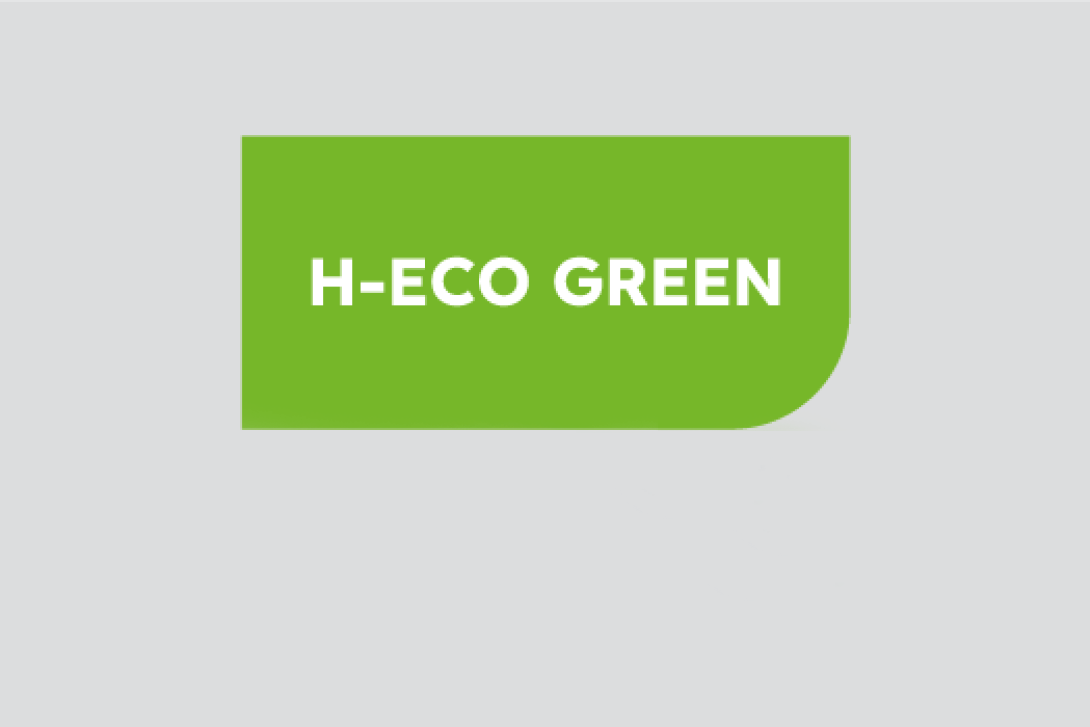 Cartel verde con letras H-ECO GREEN en blanco, sobre fondo gris