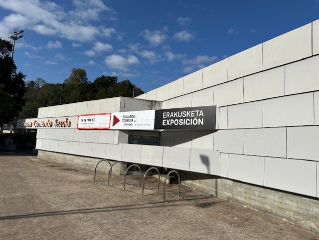 Fachada de Museum Cemento Rezola en Añorga con bloques de hormigón gris.