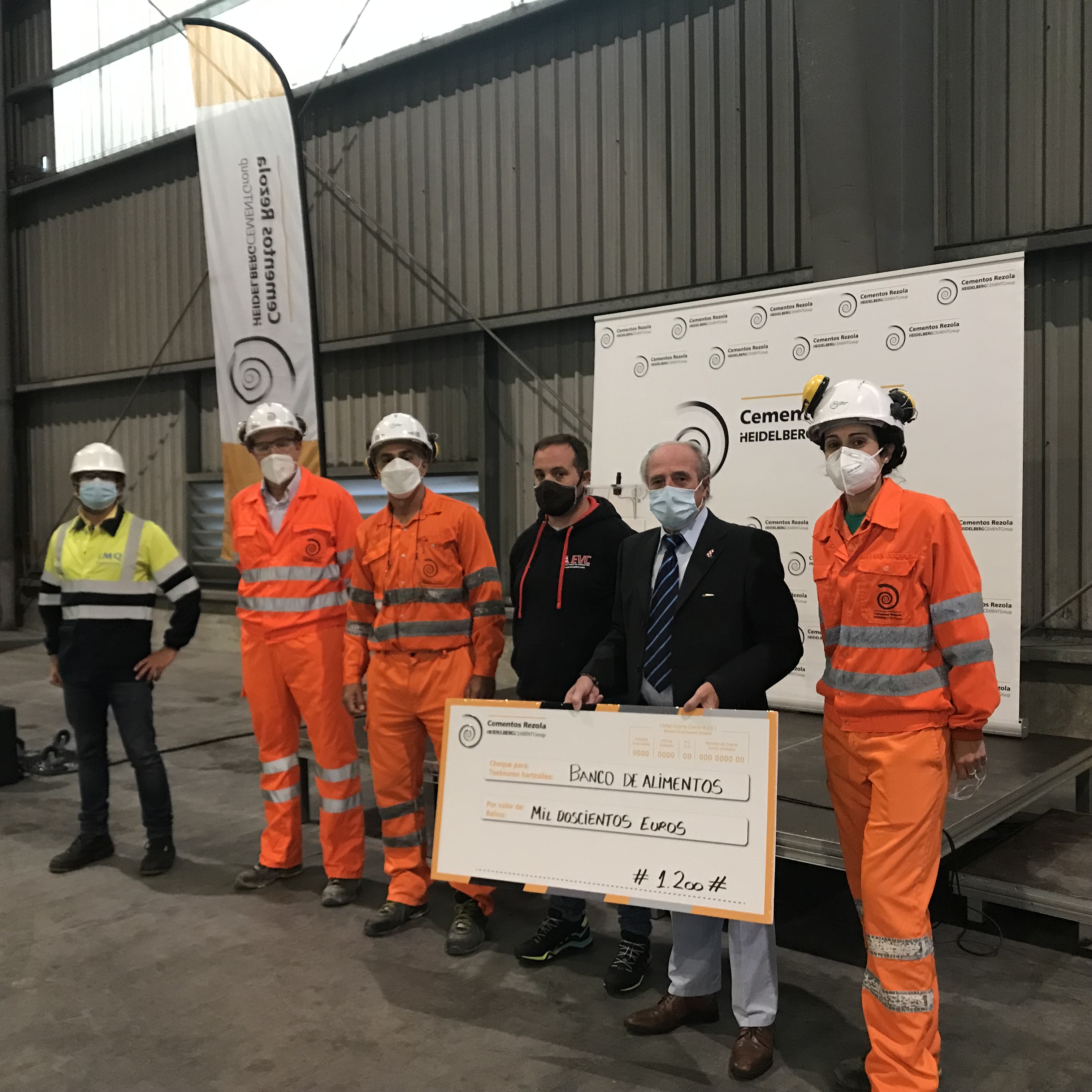 La fábrica de cemento de Arrigorriaga celebra la Semana de la Seguridad con la entrega de casi 900 kilos de alimentos al Banco de Alimentos de Bizkaia