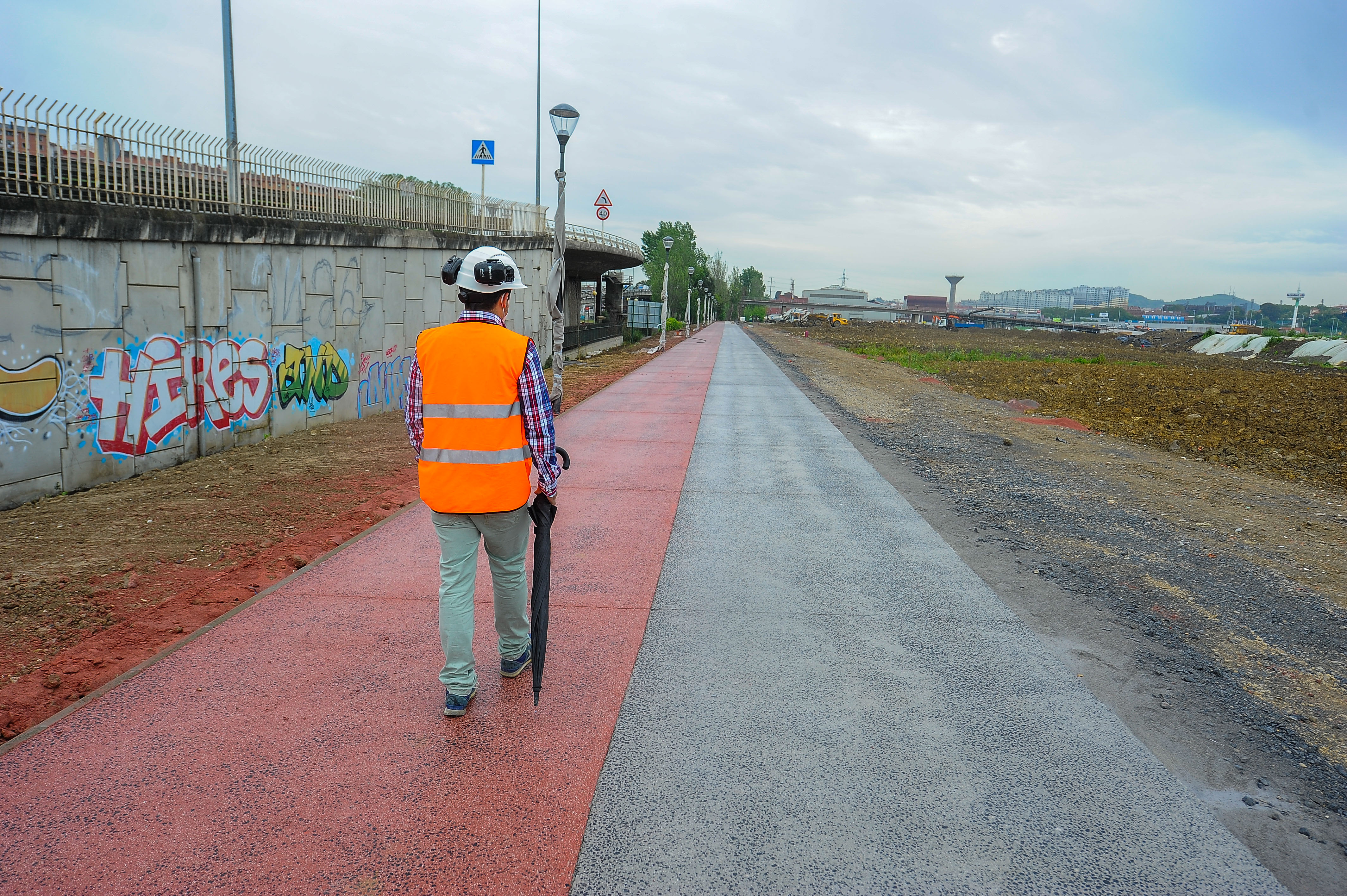 Gracias a las peculiaridades de esta obra, en la que se requería un intenso color rojo que diferenciase el camino, se ha dispuesto para la ejecución la versión H-ECO GREEN