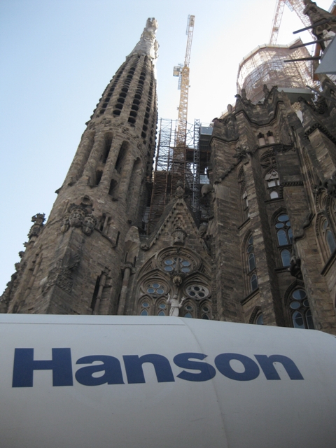 Hormigonera junto a la Sagrada Familia de Barcelona