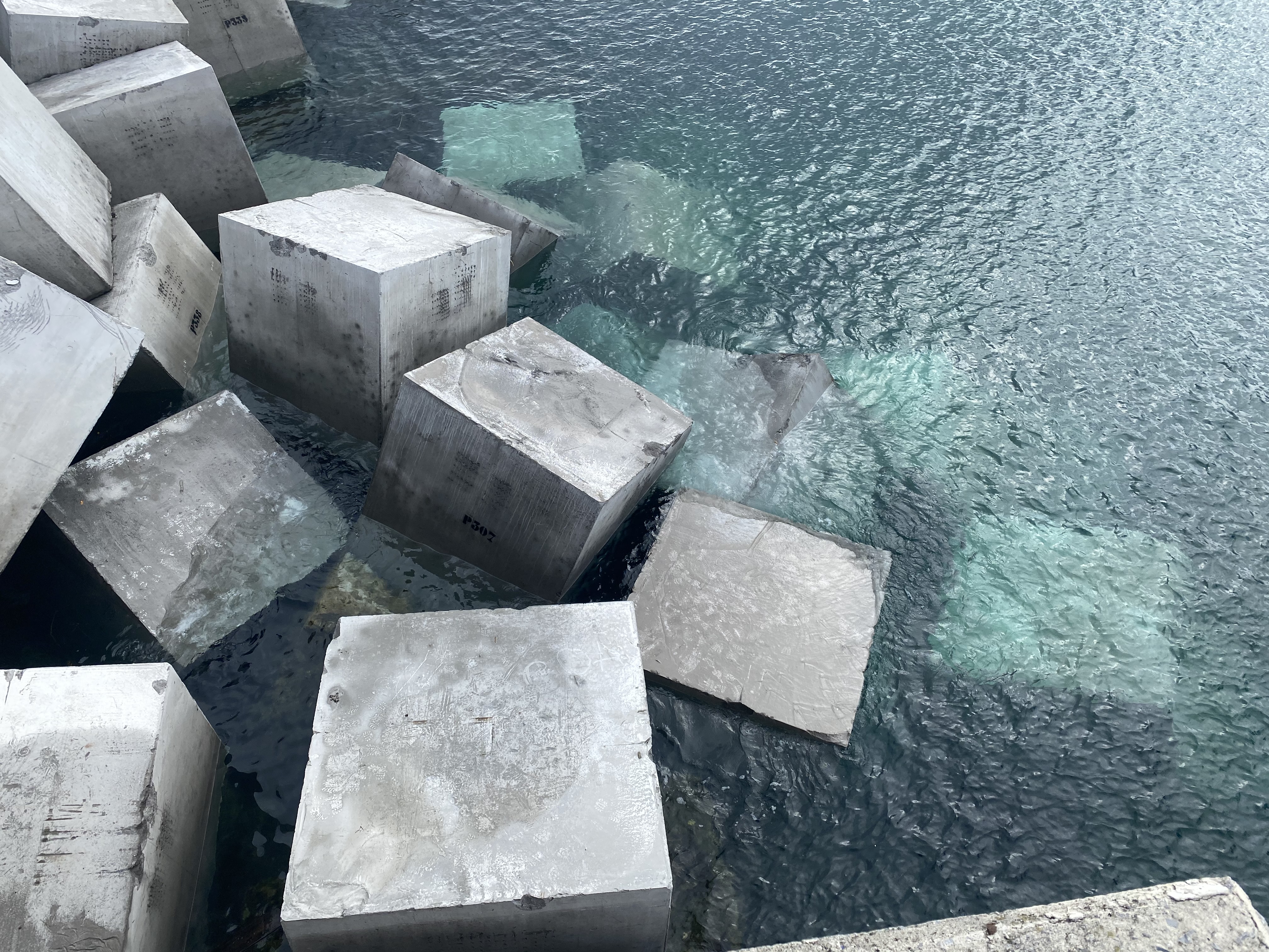 Bloques de refuerzo del dique de protección en construcción en el Puerto de Bermeo (Bizkaia), con el hormigón con menor huella de carbono y mayor circularidad del mercado, H-ECO GREEN, de Hanson-HeidelbergCement.