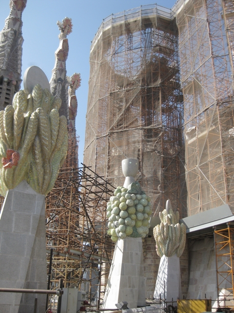 Detalle de la fachada de la Sagrada Familia de Barcelona en obras con redes de seguridad.