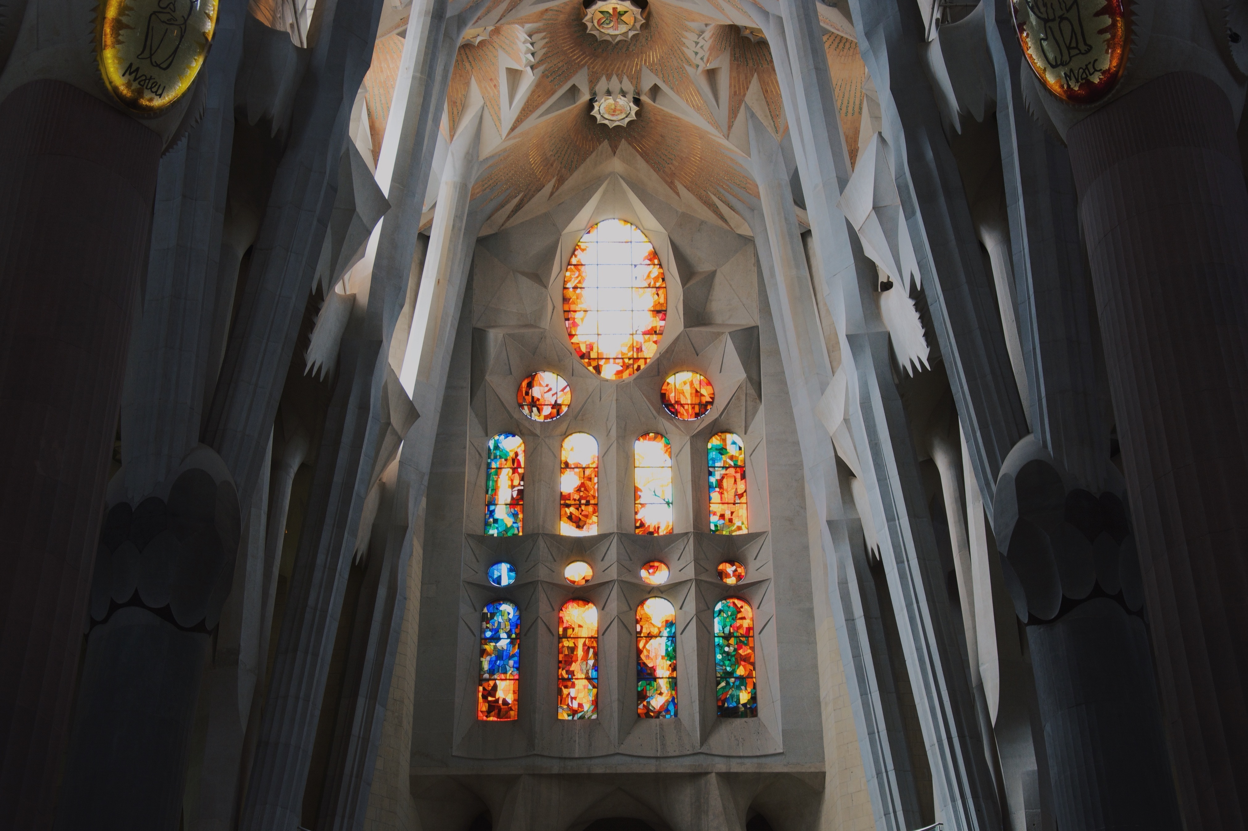 Vidriera de colores contrasta con el blanco del interior de la Sagrada Familia de Barcelona