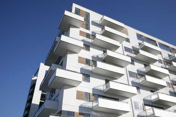 Fachada de bloque de apartamentos moderno blanco