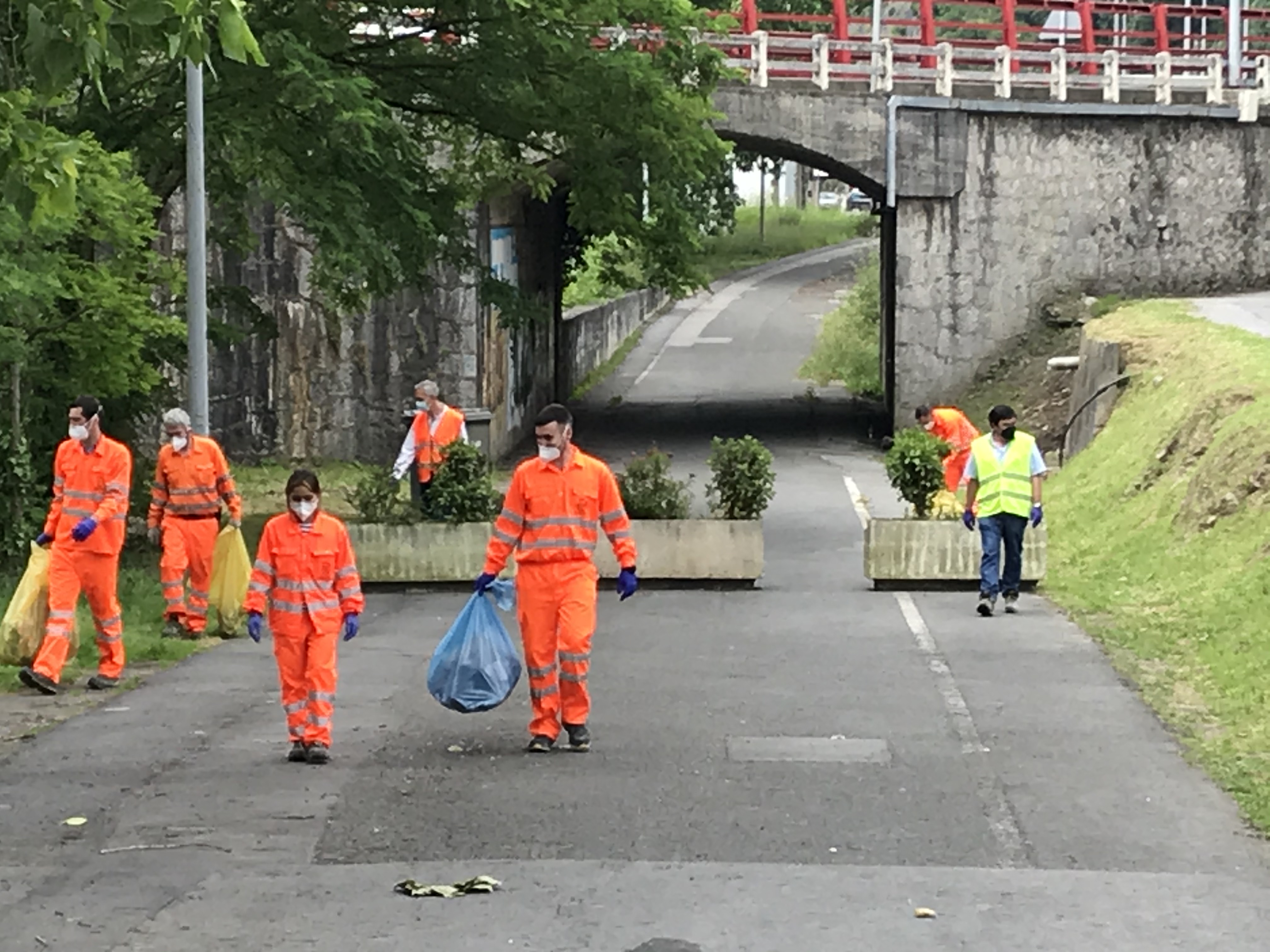 La plantilla de la fábrica de cemento de Cementos Rezola - HeidelbergCement en Arrigorriaga ha participado en la iniciativa impulsada por el Ayuntamiento recogiendo residuos en la zona del colector