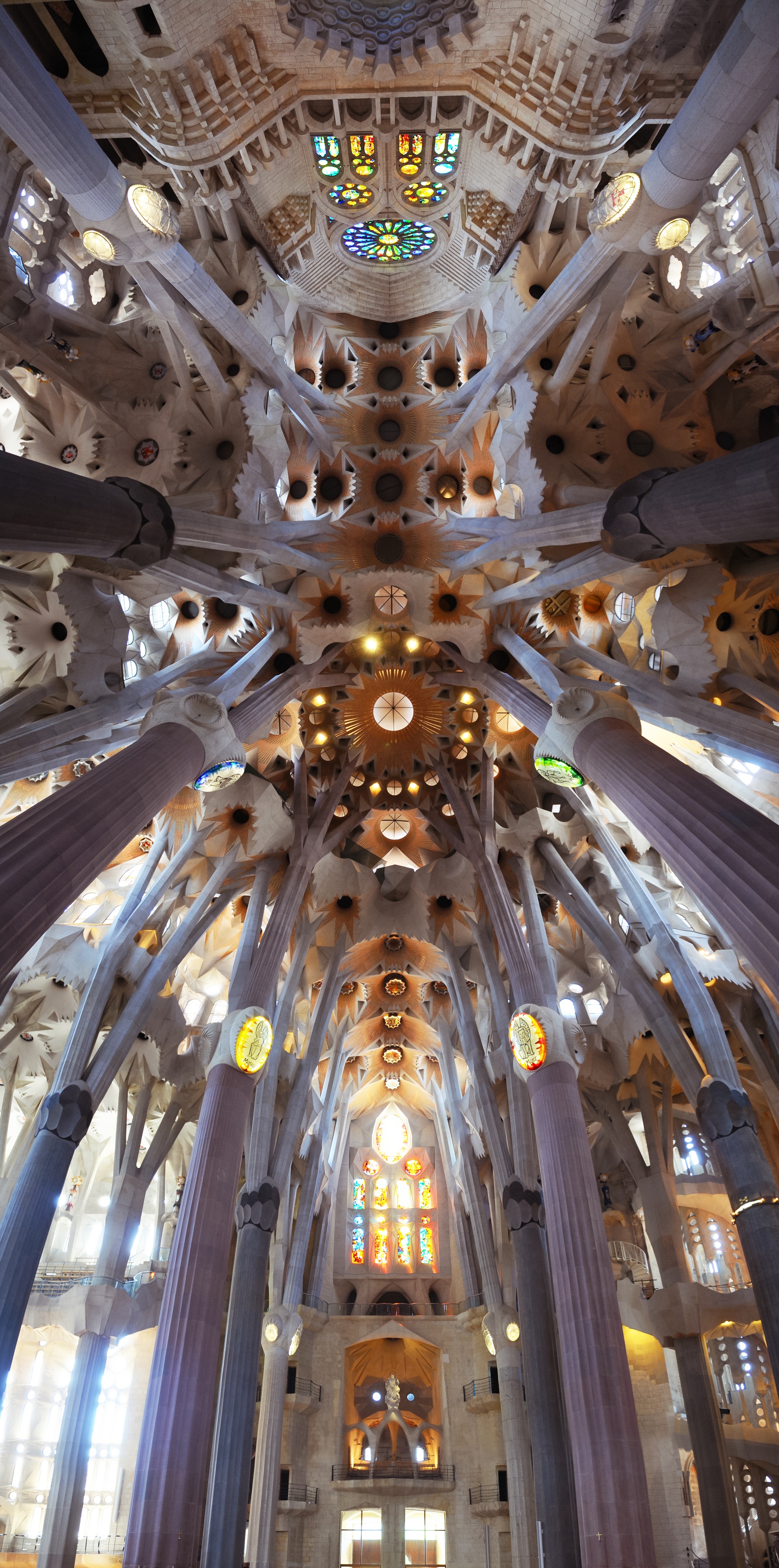 Vista nadir: sucesión de bovedas en el interior de la catedral de la Sagrada Familia de Barcelona