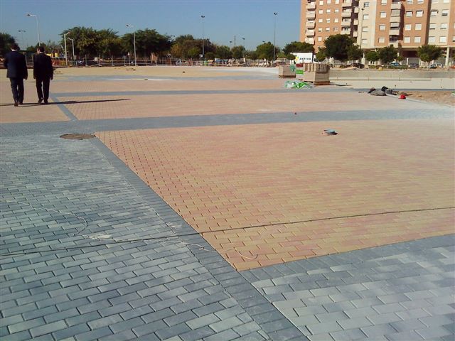 Pavimento en Plaza Conresa de Mislata (Valencia) con i.active ULTRA BLANCO 52,5 N