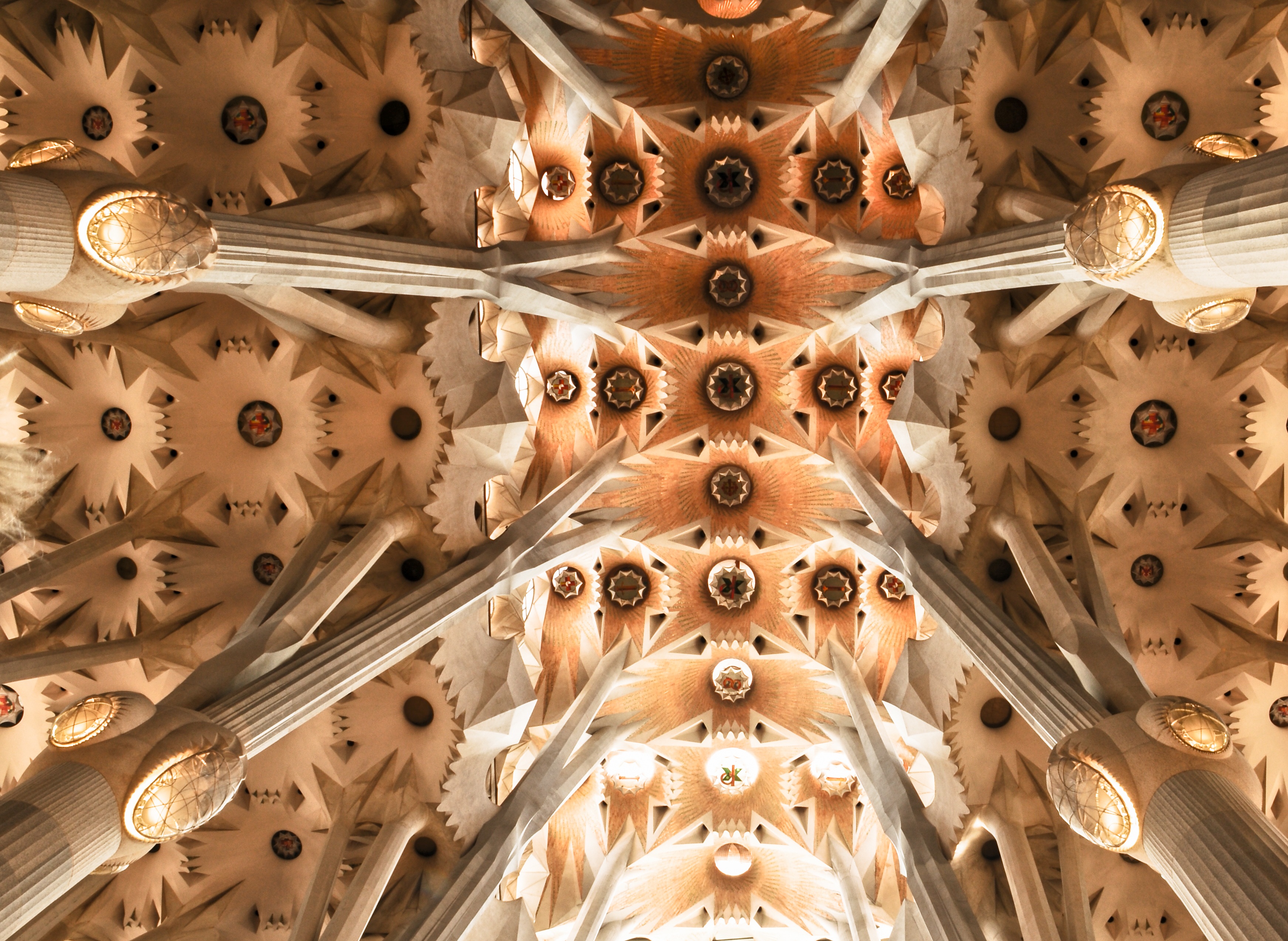 sucesión de bovedas en el interior de la catedral de la Sagrada Familia de Barcelona