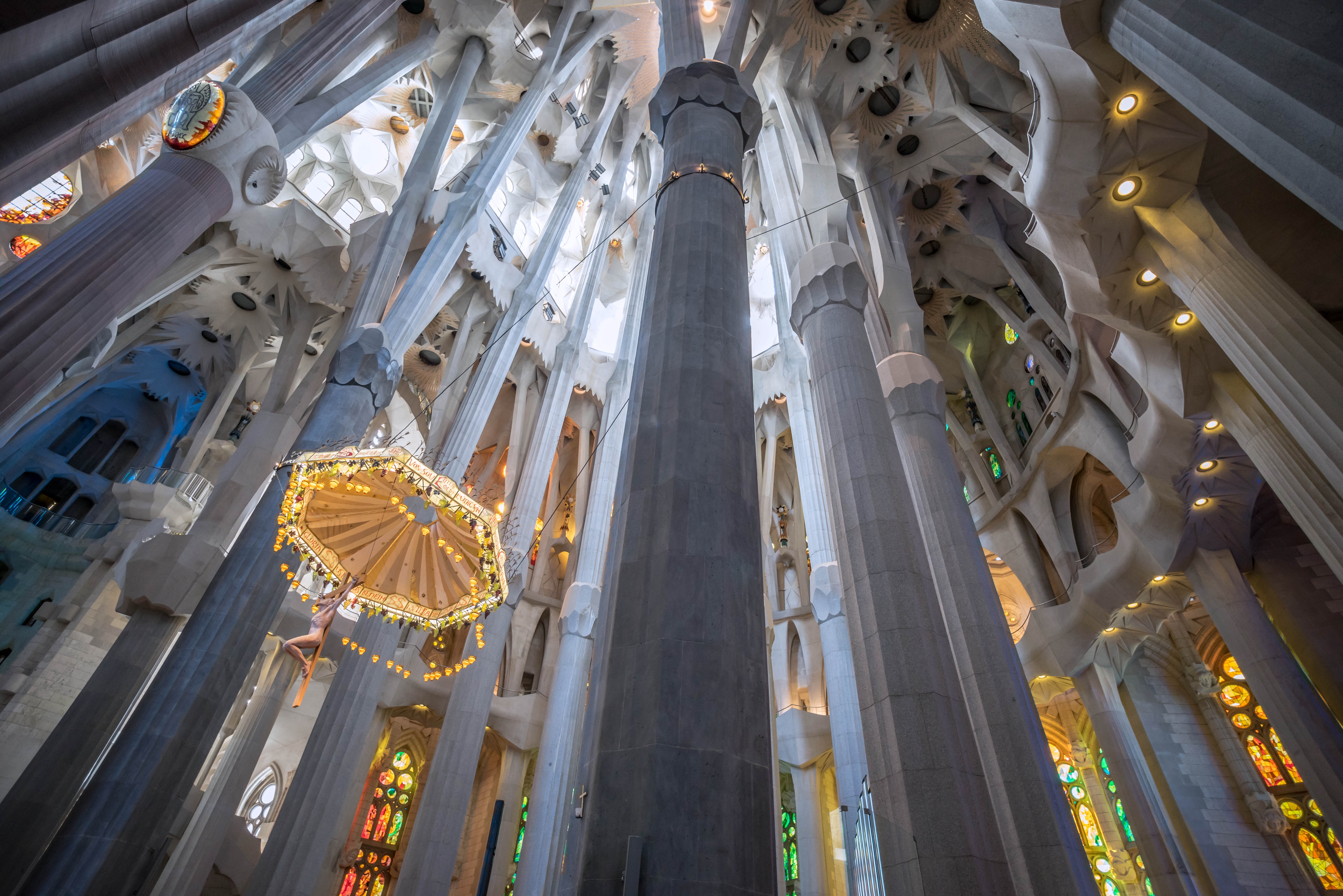 columnas en el interior de la catedral de la Sagrada Familia de Barcelona