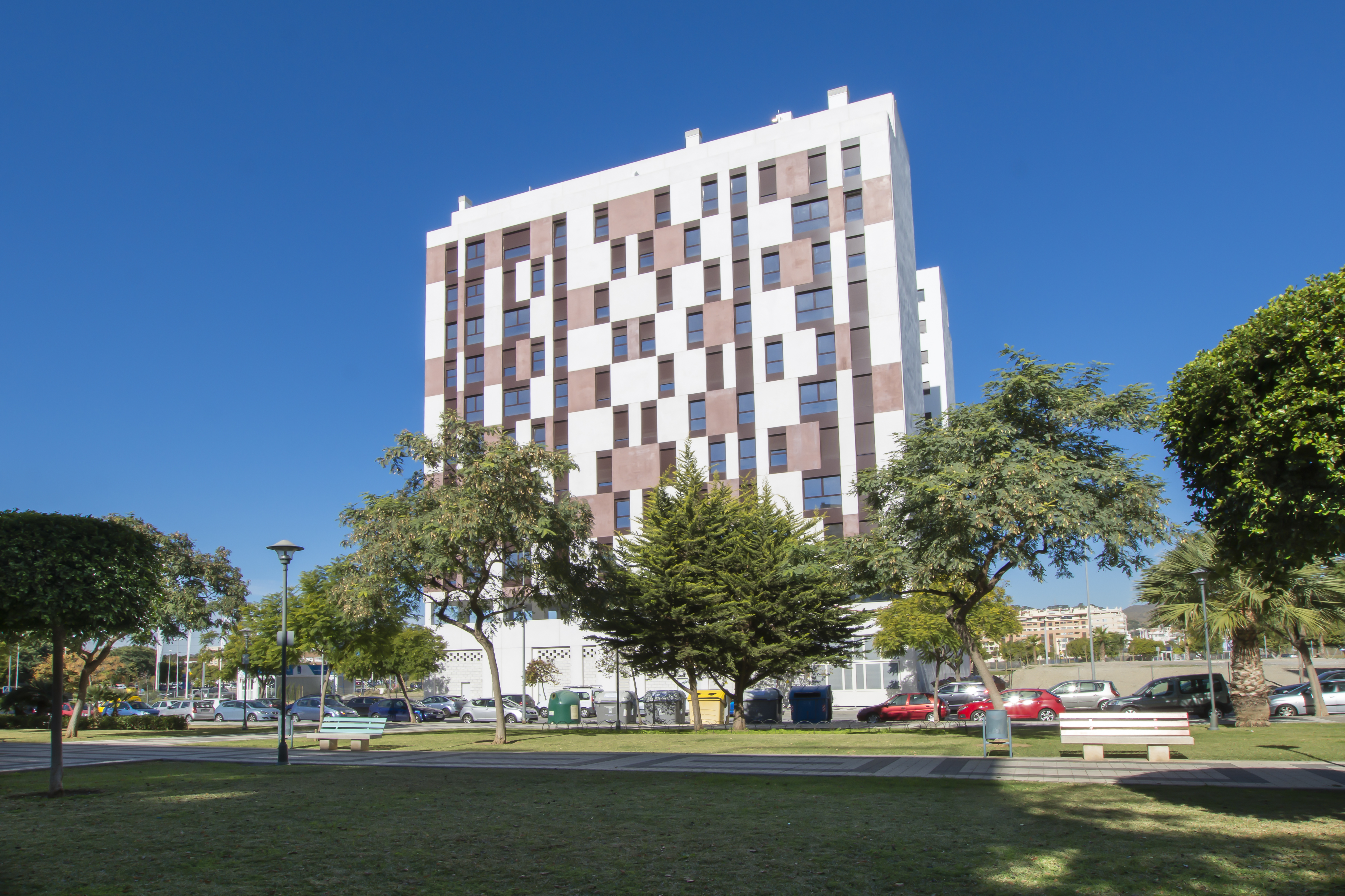 Edificio Urban, diseñado por HCP Arquitectos, con i.active TECNO BLANCO 42,5 R