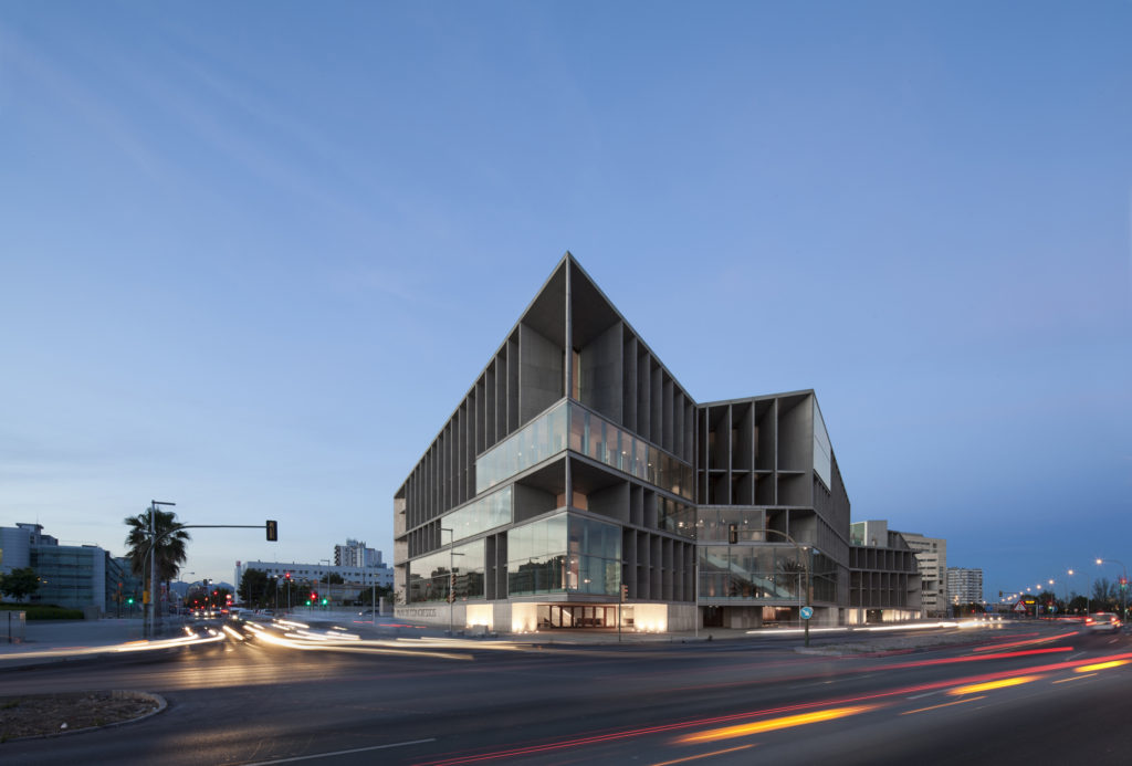 Fachada moderna en forma triangular del Palacio de Congresos de Palma de Mallorca