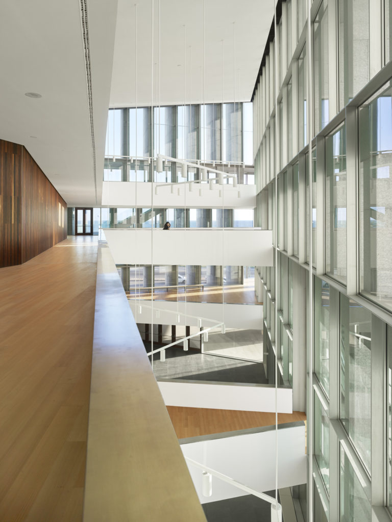 Interior en cristal, hormigón blanco y madera del Palacio de Congresos de Palma de Mallorca