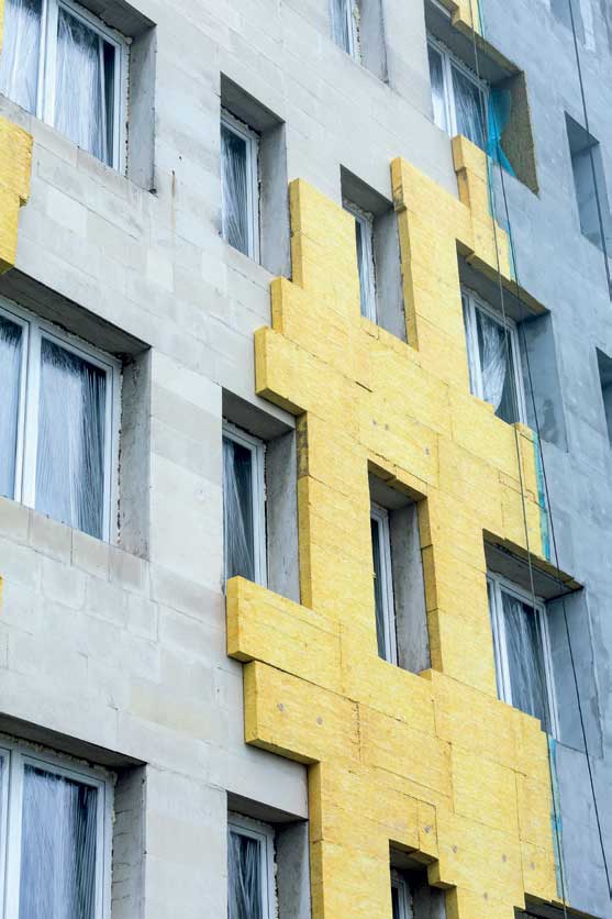 Fachada de hormigón gris y amarillo con ventanas