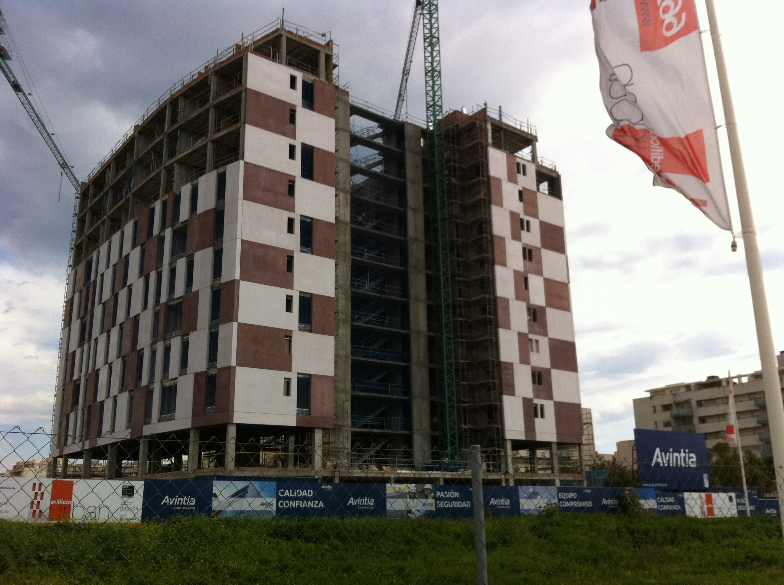 Edificio Urban, diseñado por HCP Arquitectos, con i.active TECNO BLANCO 42,5 R