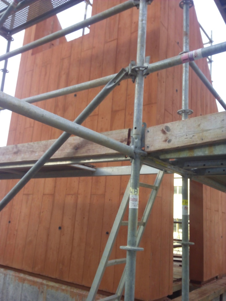 Andamio frente a las obras de construcción del Edar San Claudio.