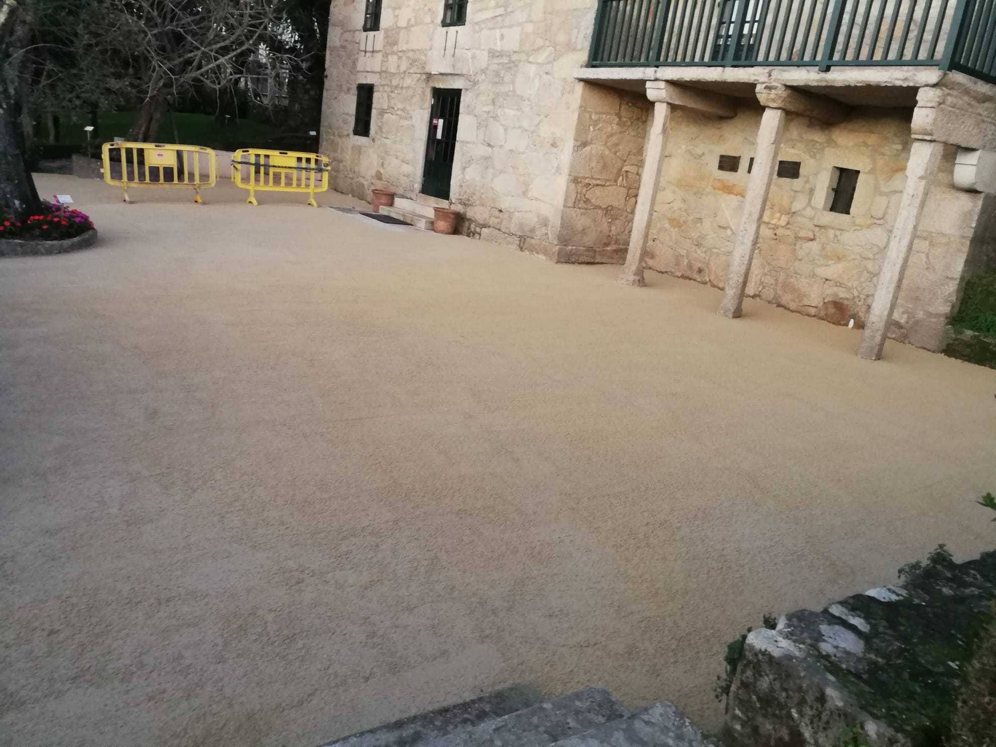 Los exteriores de la Casa Museo Rosalía de Castro han sido rehabilitados con i.pro STABEX, un estabilizador natural de pavimentos terrizos, capaz de mostrar un aspecto integrado, casi inadvertido, a la vez que dota al pavimento de durabilidad y resistencia.