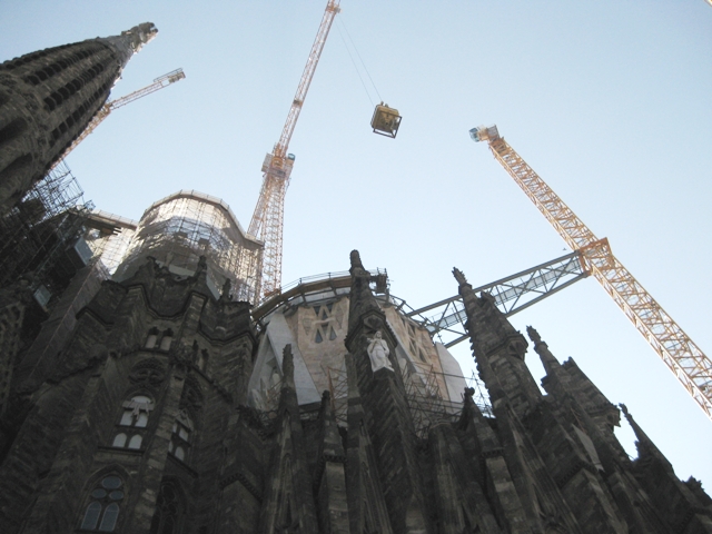 Gruas levantan su carga en las obras de construcción de la catedral de la Sagarda Familia de Barcelona
