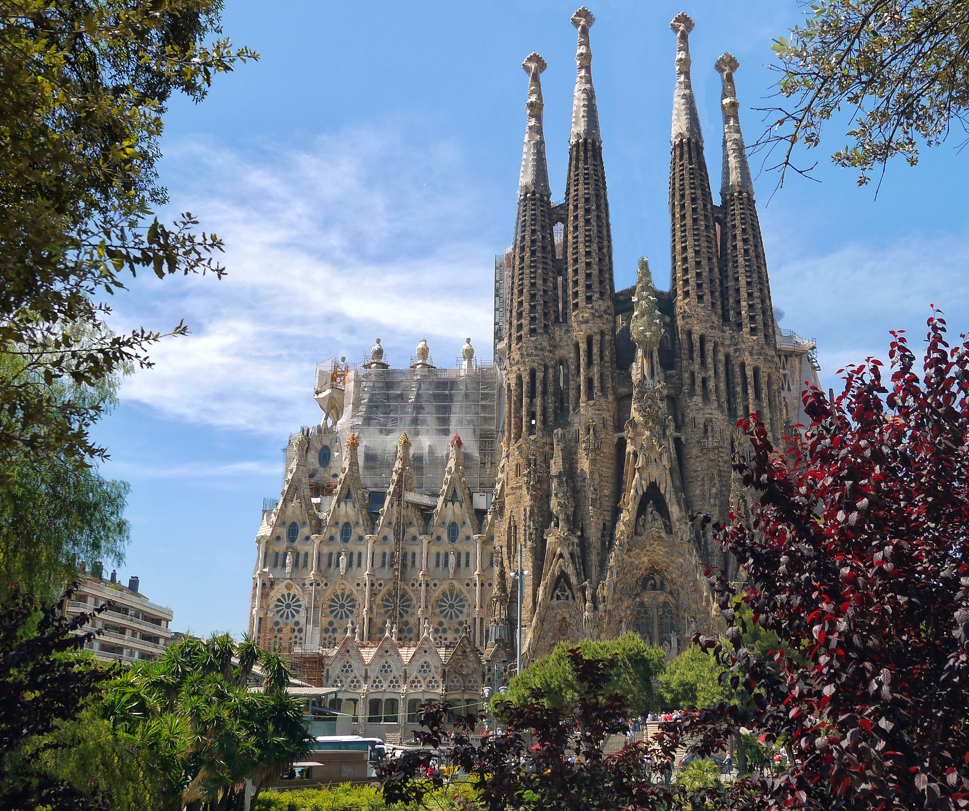 Fachada de la Sagrada Familia de Barcelona desde un parque