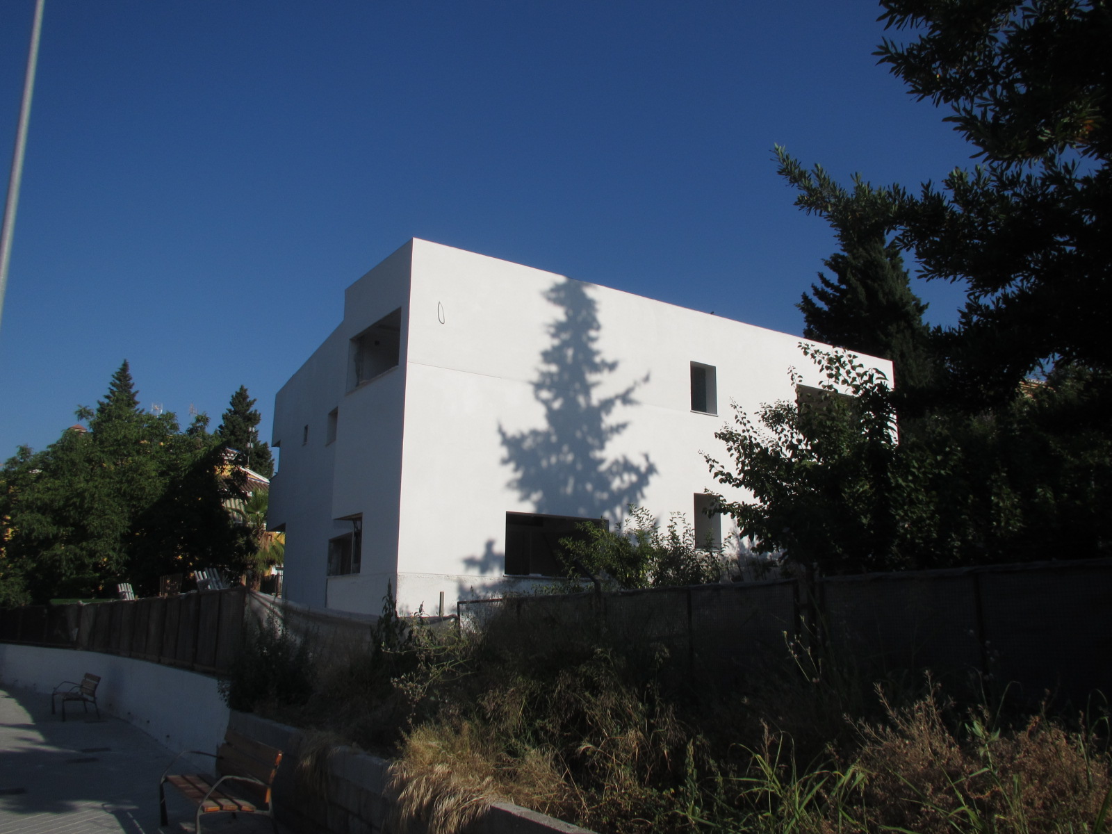 Fachada autolimpiante con i.active ULTRA BLANCO 52,5 N en Vivienda Unifamiliar en Carretera de la Sierra, Granada.