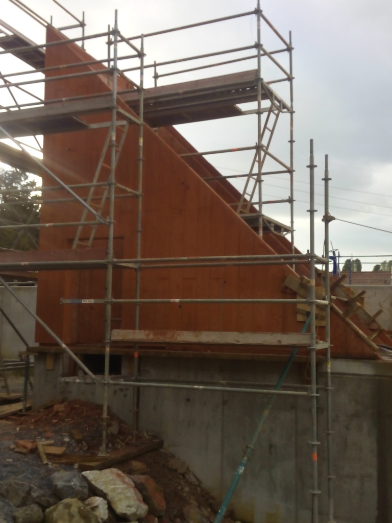 cajon de hormigón en forma de triángulo en las obras para la construcción del Edar San Claudio.