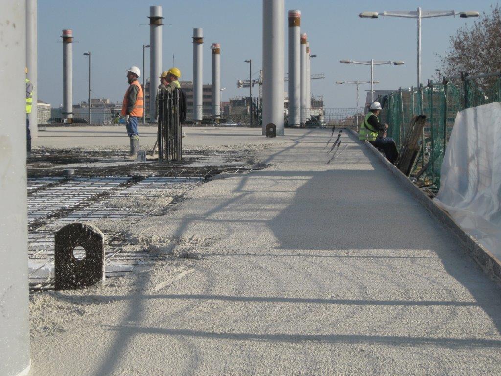 Obreros trabajan en el homigonado de una obra