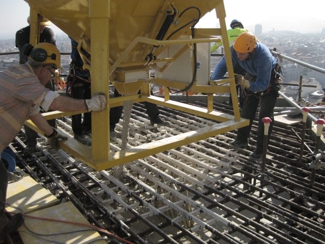 Obreros trabajan en el hormigonado de una obra en altura