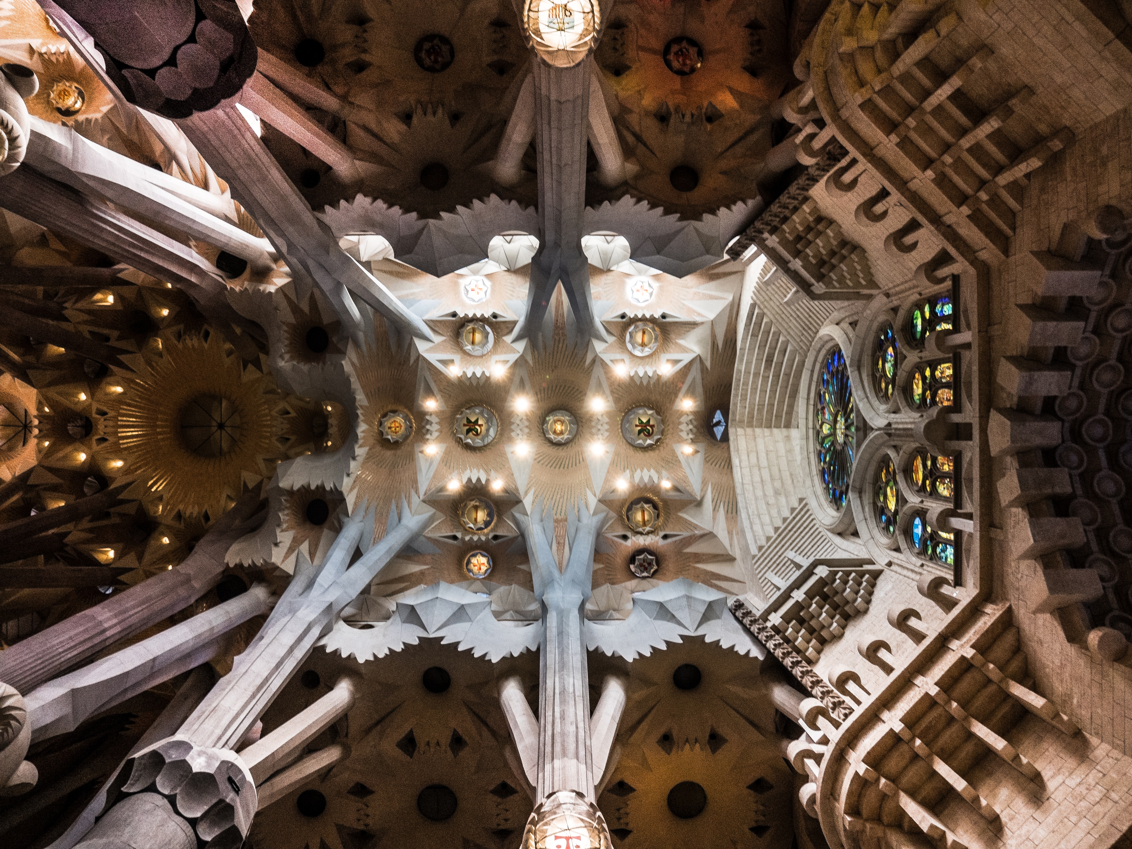 Plano nadir: sucesión de bovedas en el interior de la catedral de la Sagrada Familia de Barcelona