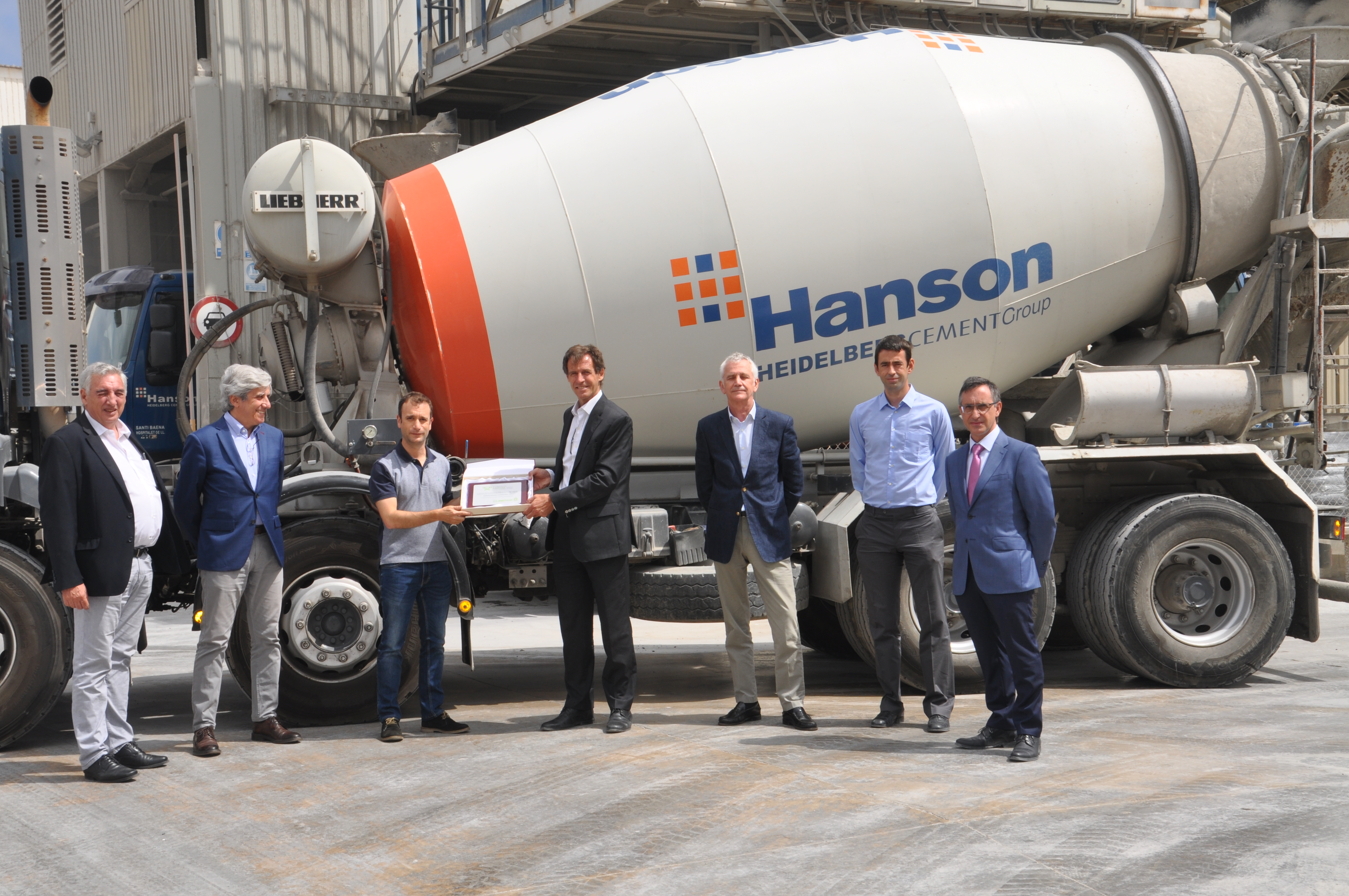 La entrega tuvo lugar en un acto celebrado en las mismas instalaciones, con la presencia del director general de la asociación, Carlos Peraita; el delegado de ANEFHOP en Cataluña, José Ángel Alonso; el director regional de áridos y hormigón de Hanson-HeidelbergCement Group, Roberto Casas; el jefe de producción de hormigón de Barcelona de Hanson-HeidelbergCement Group, Juan Delgado, y la responsable del departamento técnico de Cataluña y Baleares de Hanson-HeidelbergCement Group, Antonia Navarro