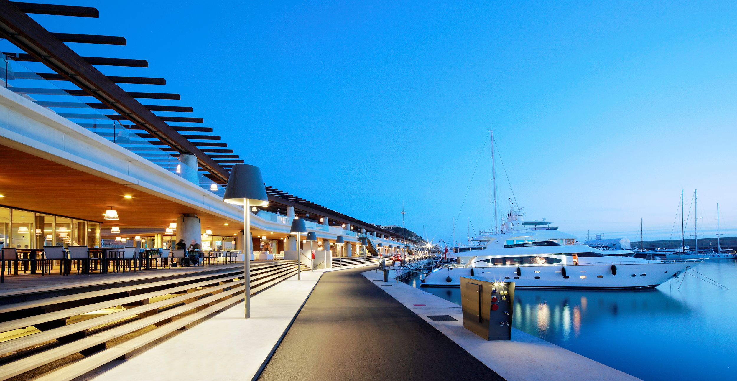 Zona de atraque de barcos en Port Adriano al anochecer.