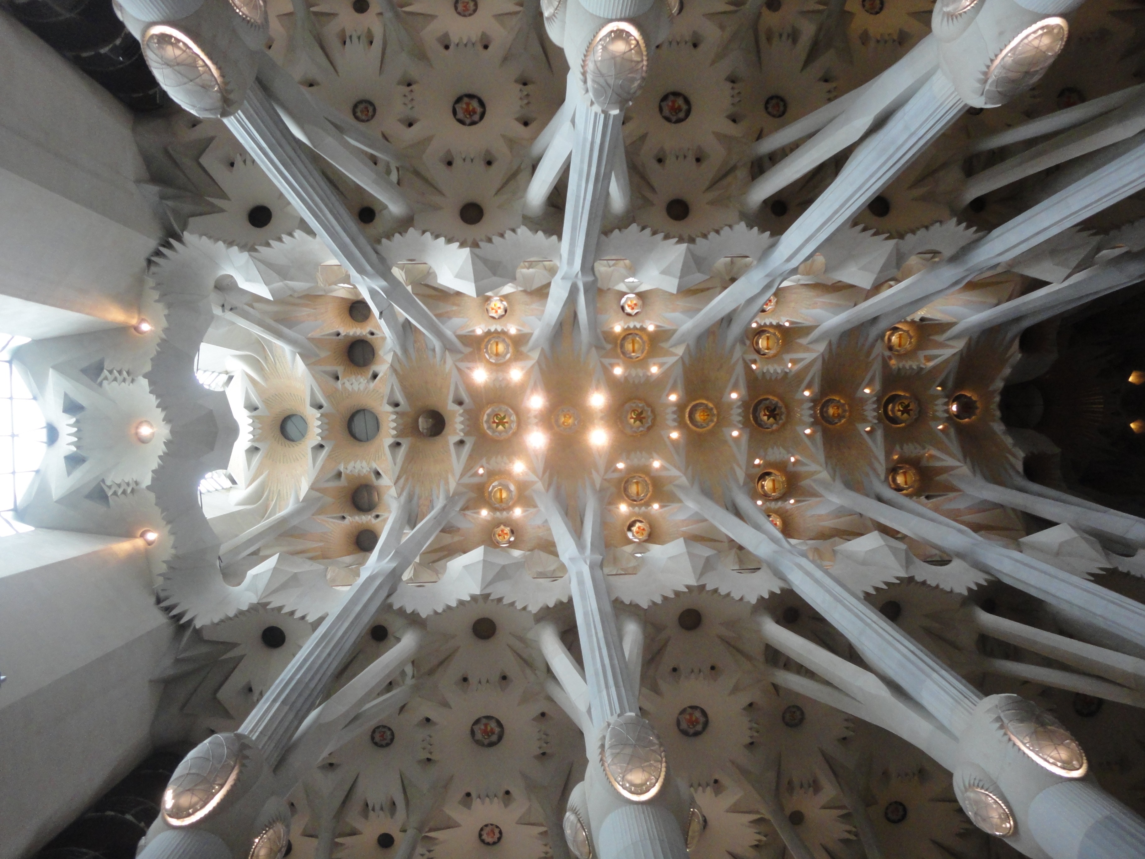 Plano nadir: sucesión de bovedas en el interior de la catedral de la Sagrada Familia de Barcelona