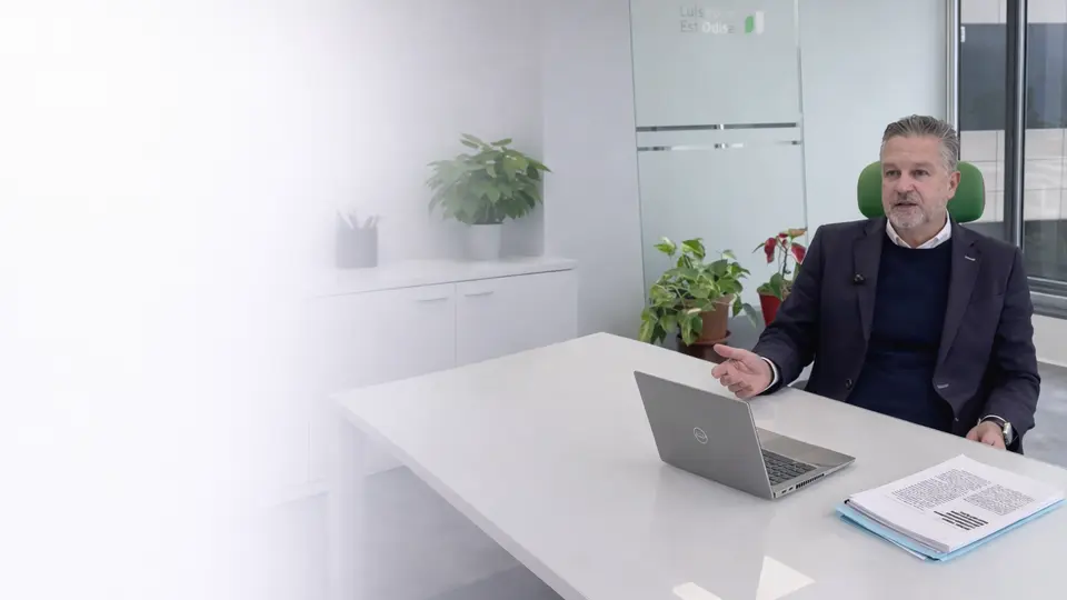 Empleado de Heidelberg Materials en una oficina con portátil y documentos.