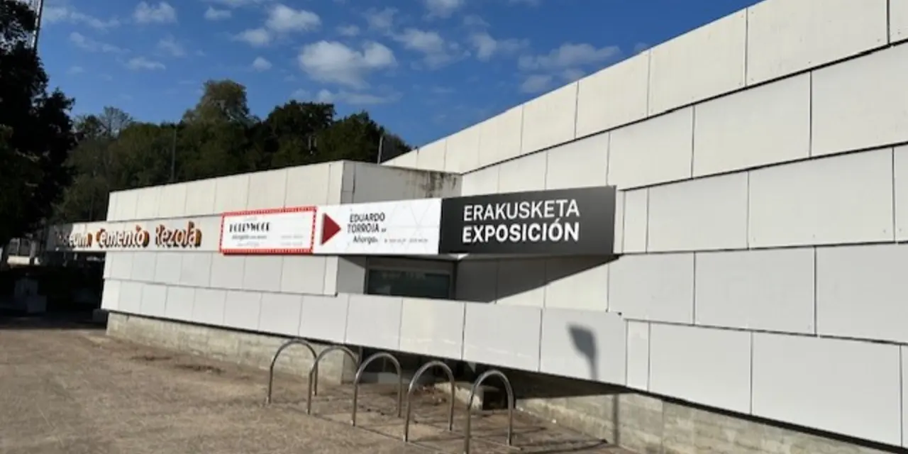 Fachada de Museum Cemento Rezola en Añorga con bloques de hormigón gris.