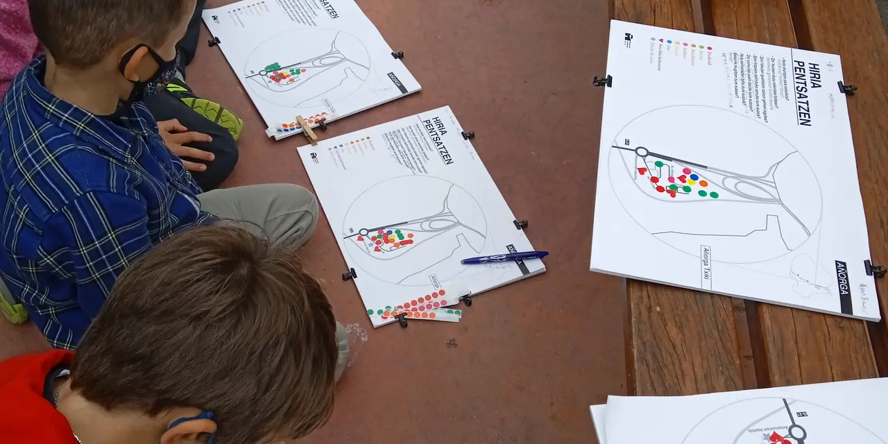 Más de 200 escolares, con edades comprendidas entre los 6 y los 12 años, participan en el proyecto “Pensar la ciudad” que el Museum Cemento Rezola, propiedad de Cementos Rezola-HeidelbergCement.