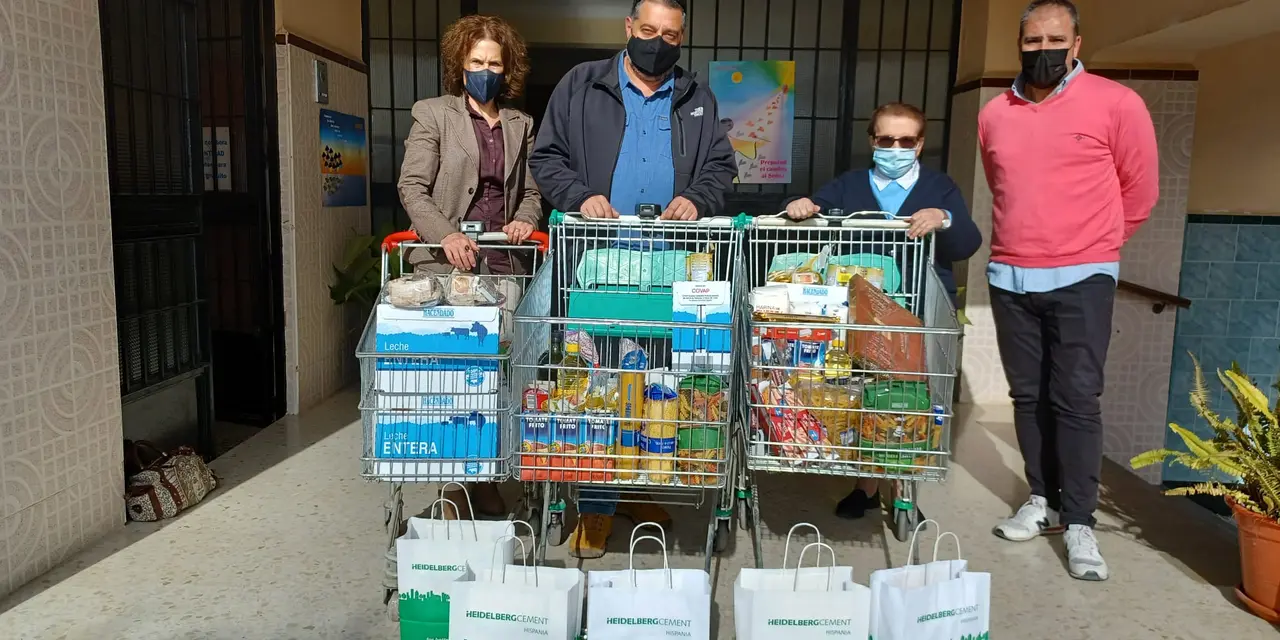La fábrica de Málaga ha destinado el dinero de la comida que tradicionalmente ofrece a sus trabajadores por Navidad en sus instalaciones propias, y que este año no se llevará a cabo como consecuencia de la pandemia, a la compra de productos navideños para que las Hijas de la Caridad puedan ofrecer cestas especiales a las más de 300 personas que atienden en la zona de El Palo.