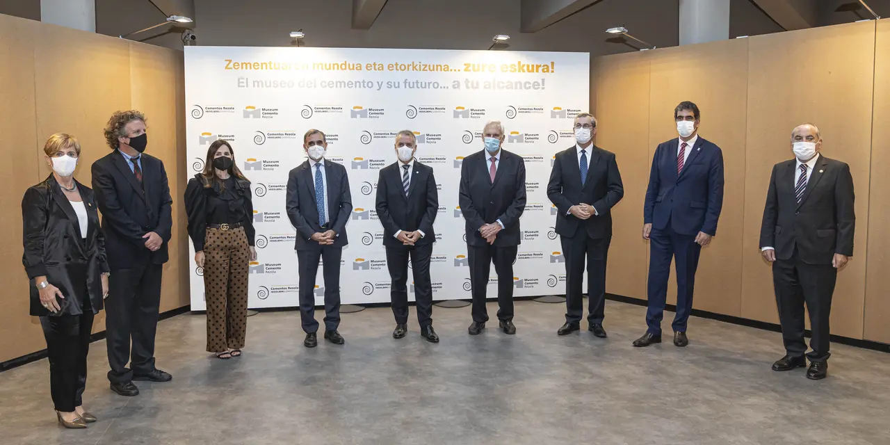 En el acto de inauguración del nuevo Museum Cemento Rezola han participado el Lehendakari Iñigo Urkullu; Markel Olano, Diputado General de Gipuzkoa; y Eneko Goia, Alcalde de Donostia-San Sebastián