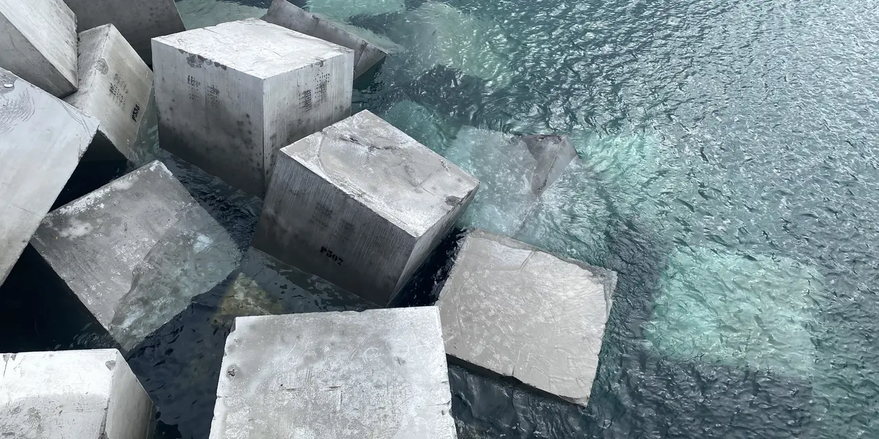 Bloques de refuerzo del dique de protección en construcción en el Puerto de Bermeo (Bizkaia), con el hormigón con menor huella de carbono y mayor circularidad del mercado, H-ECO GREEN, de Hanson-HeidelbergCement.