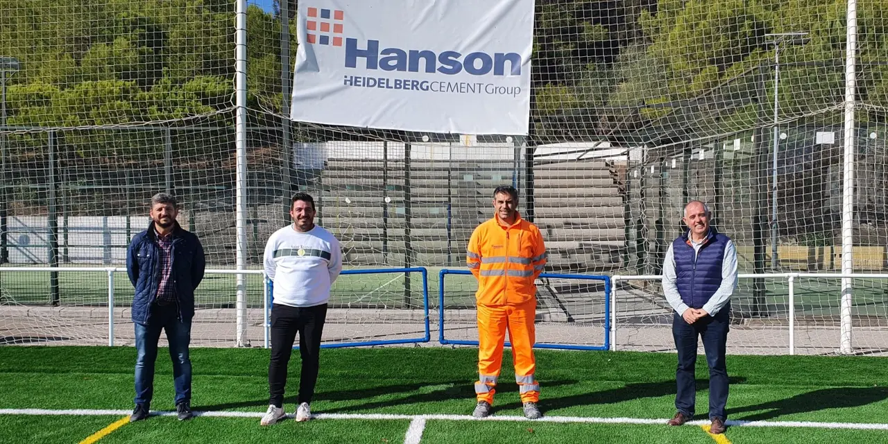 Antonio Miguel Barragán, presidente del Unión Manilva Fútbol Club; Mario Jiménez, alcalde de Manilva; Manuel Gil León, concejal de Deportes de Manilva; y Joaquín Berja, jefe de la cantera de la Utrera de Hanson-HeidelbergCement firman el acuerdo de patrocinio