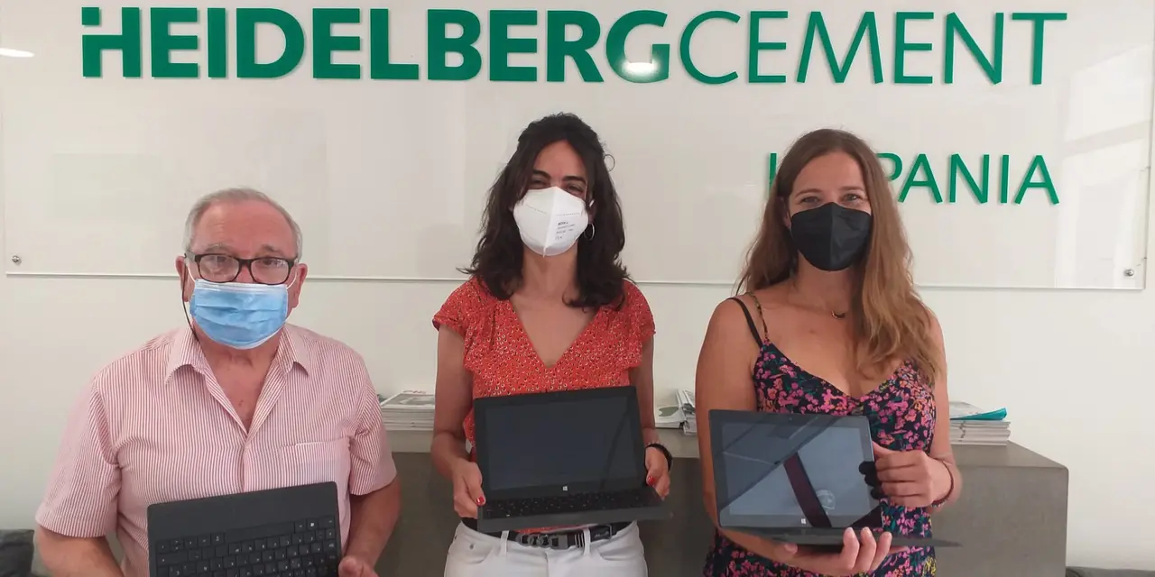 Diez dispositivos han sido entregados a la asociación Amigos Malagueños de Familias de Rehabilitados y Marginados (Amfremar), con la que FYM-HeidelbergCement Group colabora desde 2018 para cubrir las necesidades alimentarias básicas a las más de 200 familias de la barriada de El Palo.