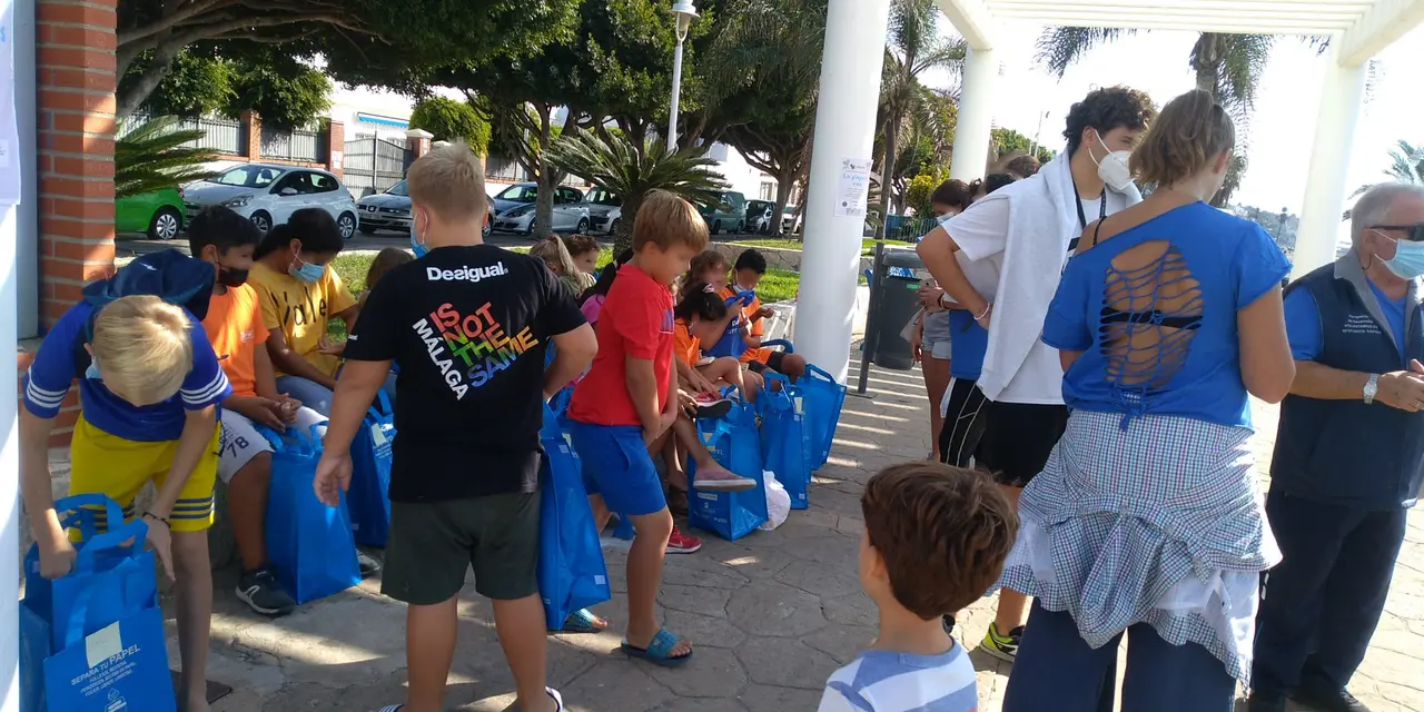 Dentro del programa “Apuesto por mi futuro” de Amfremar en el que colabora FYM-HeidelbergCement "La fábrica de Málaga", se ha llevado a cabo este fin de semana la actividad en la que un grupo de 15 niños y 15 monitores voluntarios han limpiado las playas de El Palo. En concreto, se repartirán en dos grupos que, desde la plaza Padre Ciganda, se moverán en dos direcciones, hacia La Cala y hacia Málaga, para limpiar un kilómetro y medio de playa cada uno.
