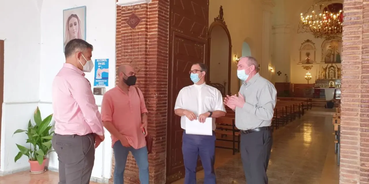 El alcalde, Pepe Carrasco, y el párroco de Casares, José Antonio Melgar, han visitado esta semana, junto a Joaquín Berja, director facultativo de la cantera propiedad de Hanson-HeidelbergCement Group, la iglesia de la Encarnación con el objetivo de dar a conocer el plan para la renovación de la solería de la iglesia.