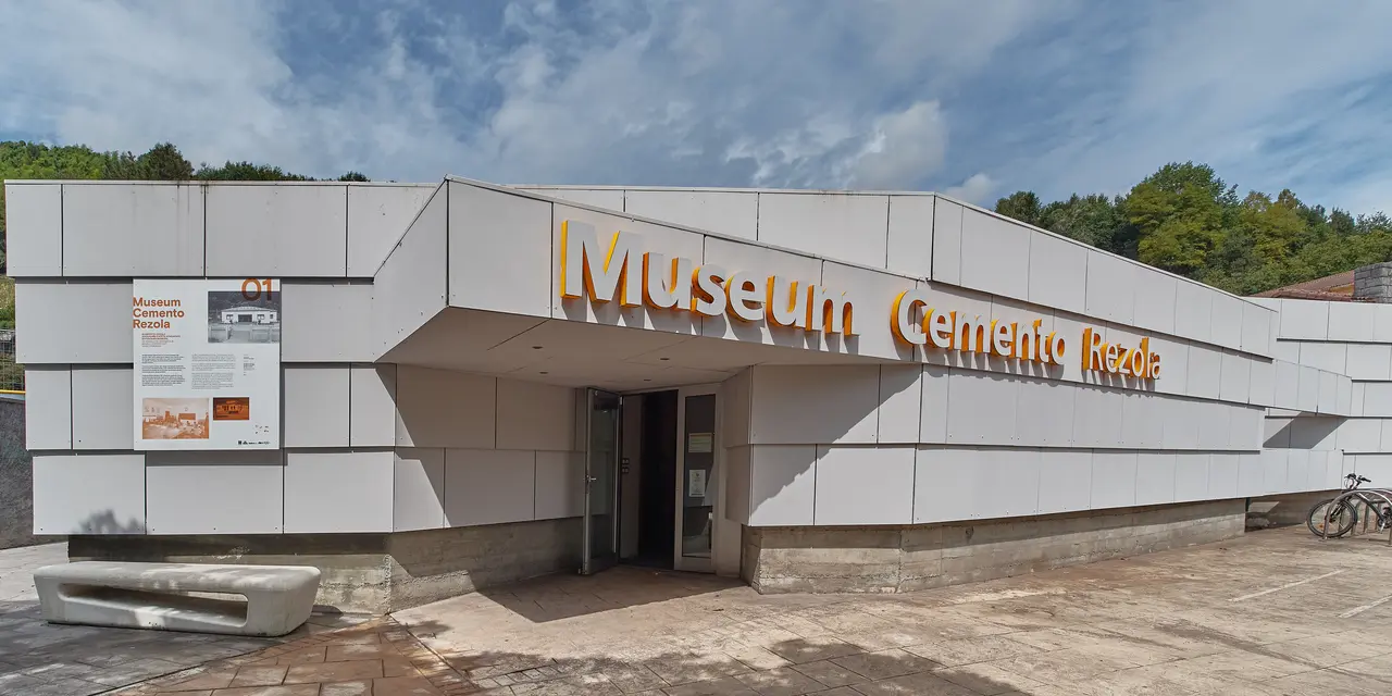 Cementos Rezola-HeidelbergCement Group inaugura el miércoles 29 de septiembre de 2021 la nueva exposición permanente y la renovación de las instalaciones del Museum Cemento Rezola.