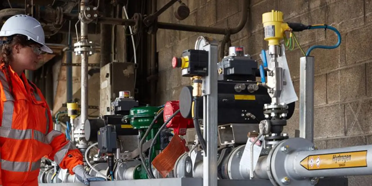 Como parte de una primera demostración a nivel mundial, Hanson UK, subsidiaria de HeidelbergCement, ha implementado con éxito una mezcla de combustibles 100% neutros para el clima, incluido el hidrógeno, para la fabricación de cemento a escala comercial.
