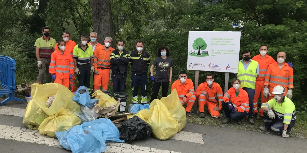 Cementos Rezola-HeidelbergCement se suma a la Semana Verde de Arrigorriaga con la limpieza del río Nervión