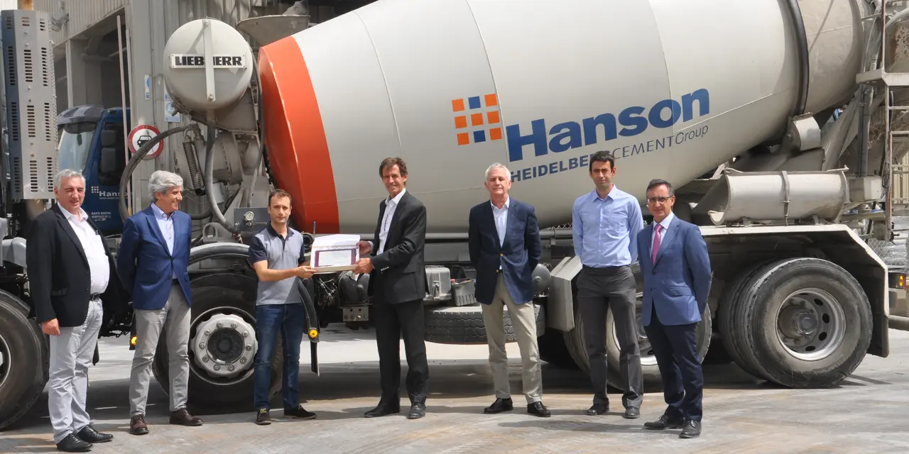 La entrega tuvo lugar en un acto celebrado en las mismas instalaciones, con la presencia del director general de la asociación, Carlos Peraita; el delegado de ANEFHOP en Cataluña, José Ángel Alonso; el director regional de áridos y hormigón de Hanson-HeidelbergCement Group, Roberto Casas; el jefe de producción de hormigón de Barcelona de Hanson-HeidelbergCement Group, Juan Delgado, y la responsable del departamento técnico de Cataluña y Baleares de Hanson-HeidelbergCement Group, Antonia Navarro